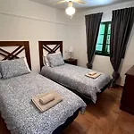 בית נופש The Sallies - 3 Bedroom With Private Pool