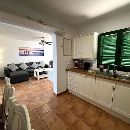 펜션 The Sallies - 3 Bedroom With Private Pool 티아즈