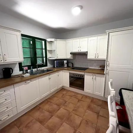 The Sallies - 3 Bedroom With Private Pool 펜션 *