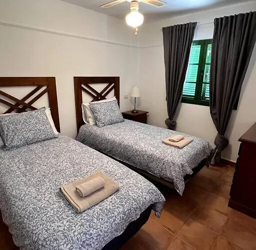 Hébergement de vacances The Sallies - 3 Bedroom With Private Pool